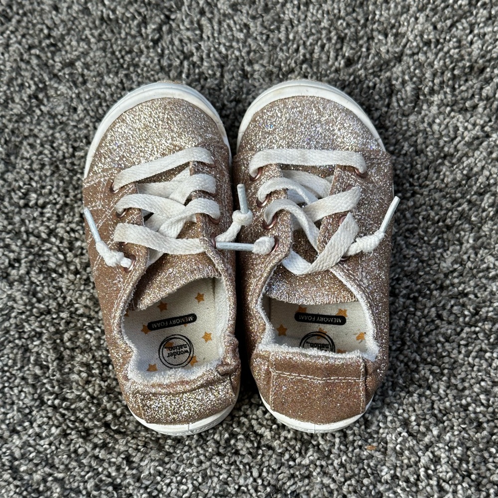 Wonder nation glittery girls shoes. Size 8k